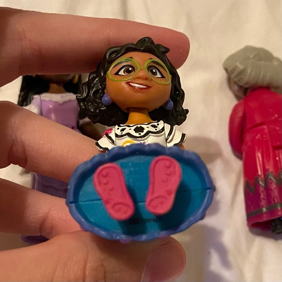 DISNEY ENCANTO (4 piece set) - Picture 8 of 11